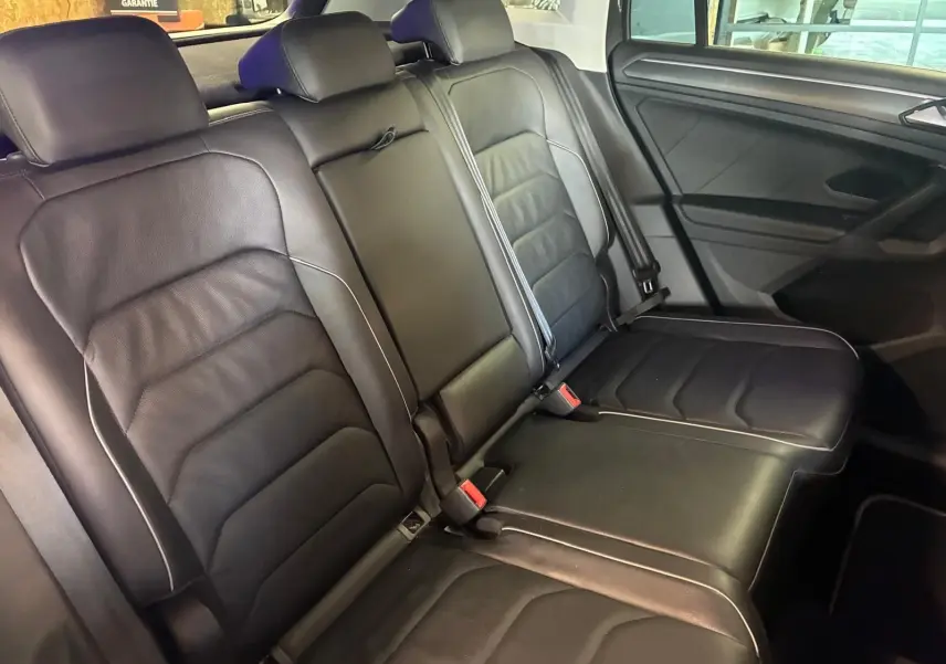 Vue intérieure côté droit des sièges arrière en cuir noir du Volkswagen Tiguan 2.0 TDI 190 4MOTION Carat Exclusive de 2020.
