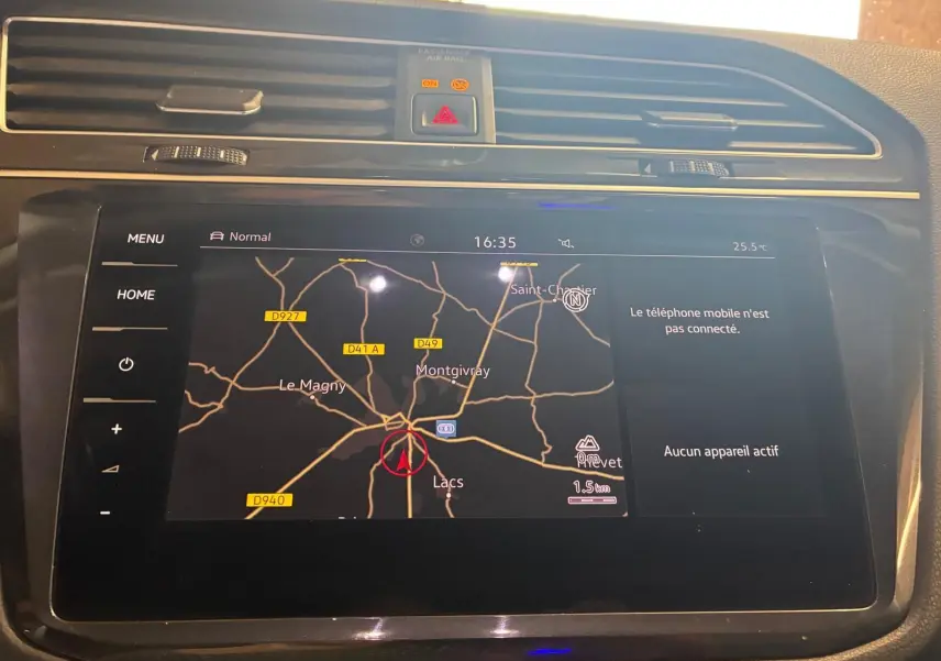 Écran tactile du système de navigation du Volkswagen Tiguan 2020, affichant une carte routière et les options du menu.