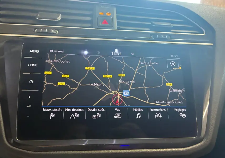 Écran tactile central du Volkswagen Tiguan 2020 gris, affichant la navigation GPS avec carte routière détaillée.
