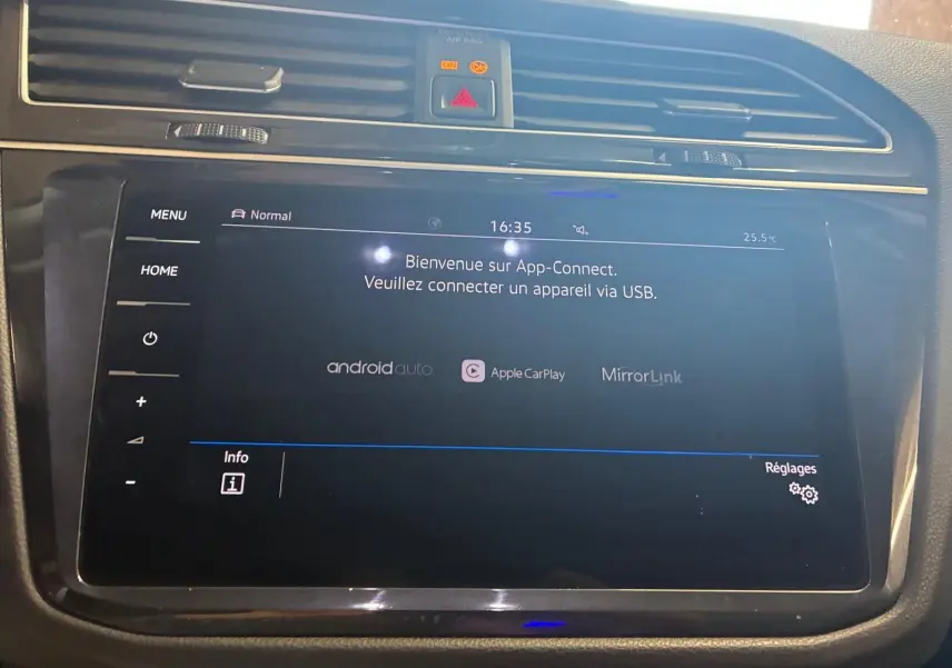 Écran tactile central du Volkswagen Tiguan 2020 gris, affichant l'interface App-Connect avec options Android Auto et Apple CarPlay.
