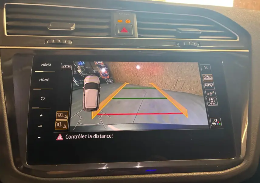 Écran central du Volkswagen Tiguan 2020 montrant la caméra de recul avec guidage de trajectoire en intérieur noir.