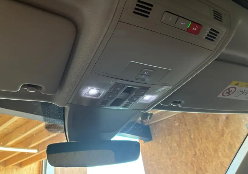Vue intérieure du plafond avant du Volkswagen Tiguan gris 2020, avec éclairage LED et commandes intégrées.