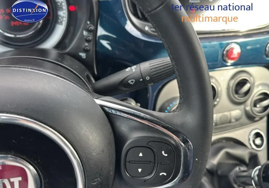 Gros plan sur le volant cuir multifonction et tableau de bord bleu foncé de la Fiat 500 1.0 70 bsg cult 2023.