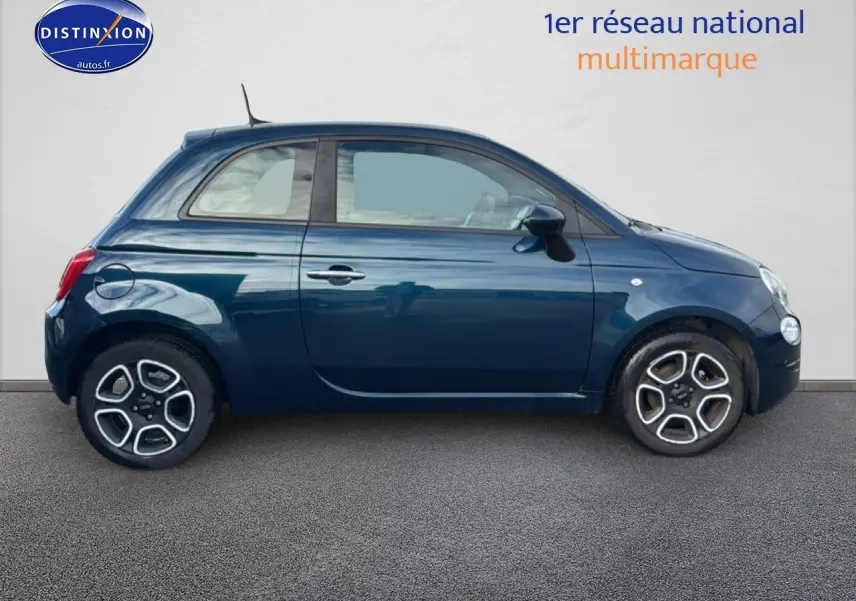 Profil côté gauche d'une Fiat 500 1.0 70 bsg cult bleu foncé avec jantes originales et toit arrondi.