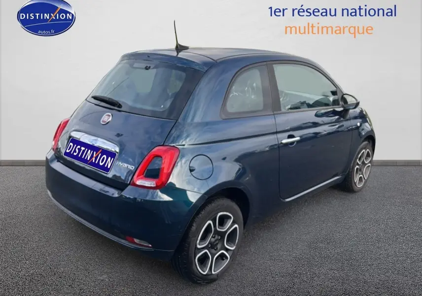 Vue 3/4 arrière droite d'une FIAT 500 bleu foncé avec jantes distinctives et feux arrière LED.