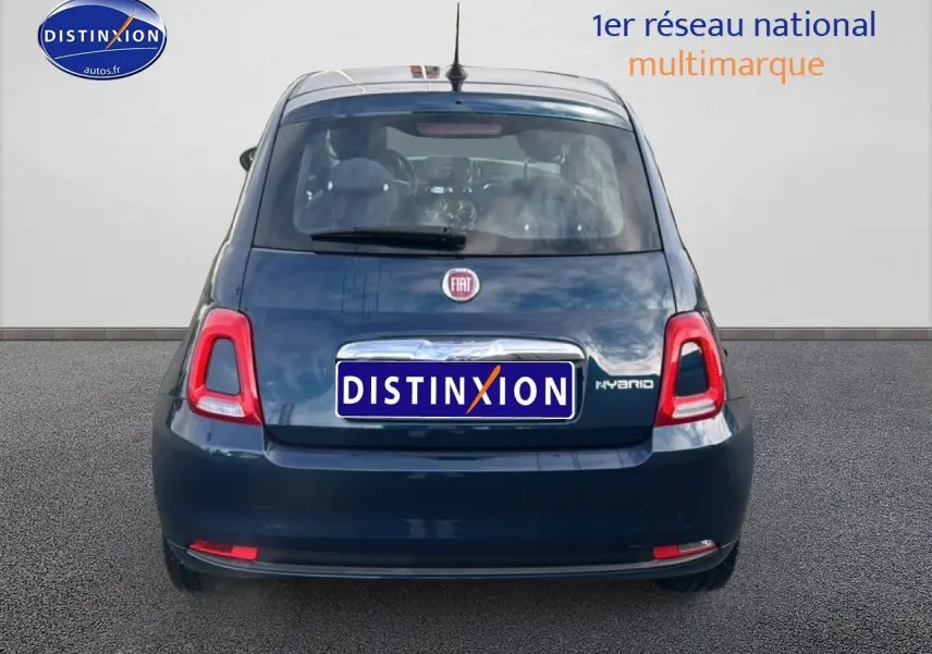 Vue arrière d'une Fiat 500 bleu foncé 2023 avec feux rouges et logo Fiat visible sur fond neutre.