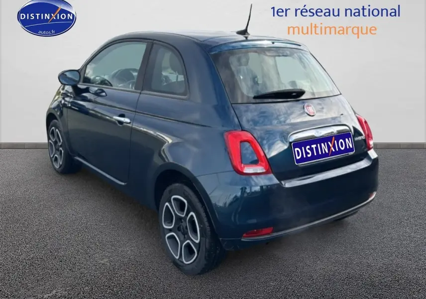 Vue 3/4 arrière droite d'une FIAT 500 bleu foncé avec jantes distinctives et feux arrière LED.