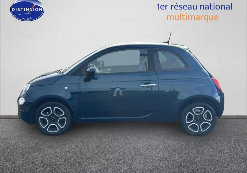 Profil droit d'une FIAT 500 bleu foncé 2023 avec jantes alliage et toit blanc sur fond neutre.