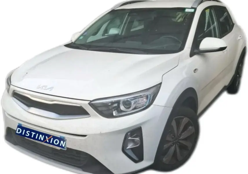 KIA Stonic blanc vue 3/4 avant droit, avec calandre noire et phares modernes, sur fond blanc isolé.