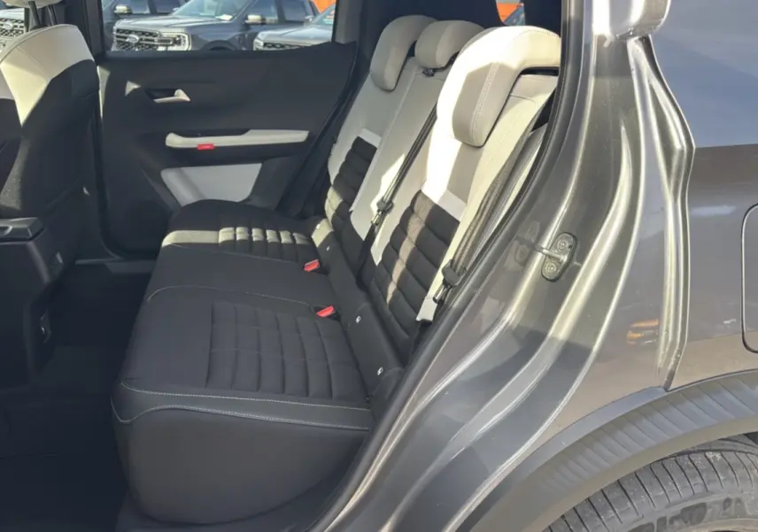 Vue côté gauche arrière de la banquette arrière tissu noir et beige du Citroën C3 Aircross gris mercury toit noir 2025.