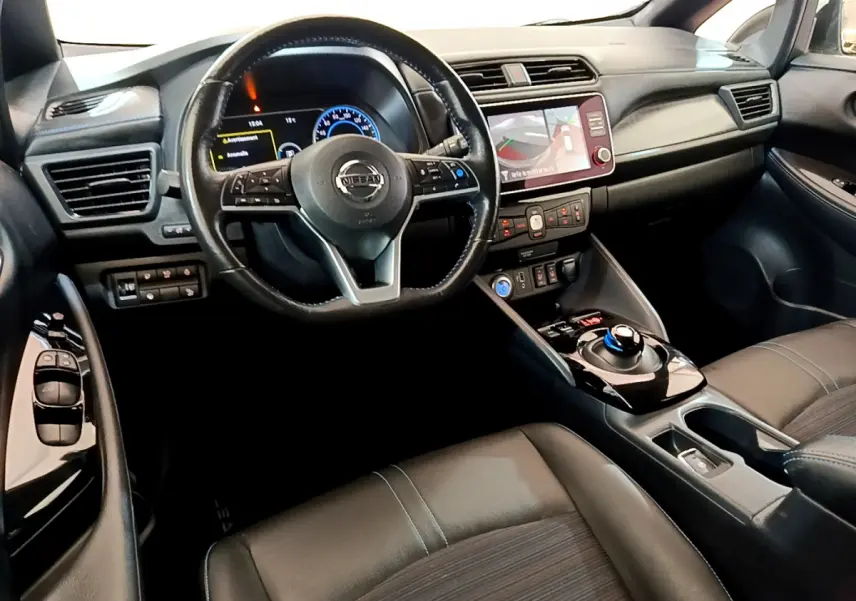 Intérieur noir du Nissan Leaf 62 kWh 217ch Business+ 2020, vue côté conducteur sur volant et console centrale tactile.