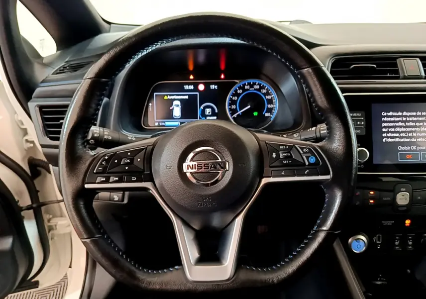 Volant cuir noir Nissan Leaf 62 kWh 2020 vu de face avec tableau de bord numérique et écran tactile central.