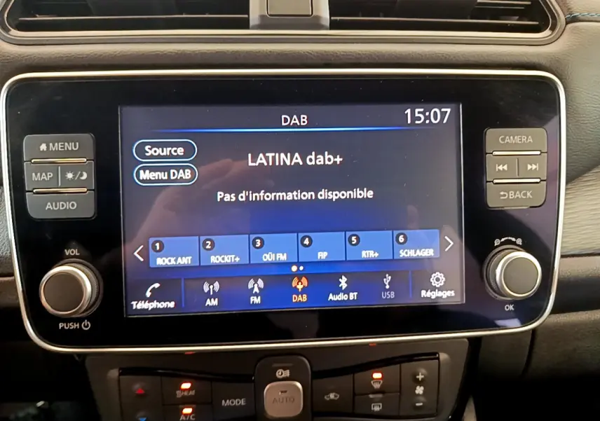 Écran tactile central de la Nissan Leaf Business+ 62 kWh 2020 affichant la radio DAB en intérieur noir.