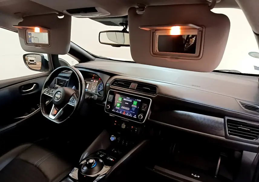 Intérieur noir de la Nissan Leaf 62 kWh 2020 vu côté conducteur, avec tableau de bord et écran tactile allumé.