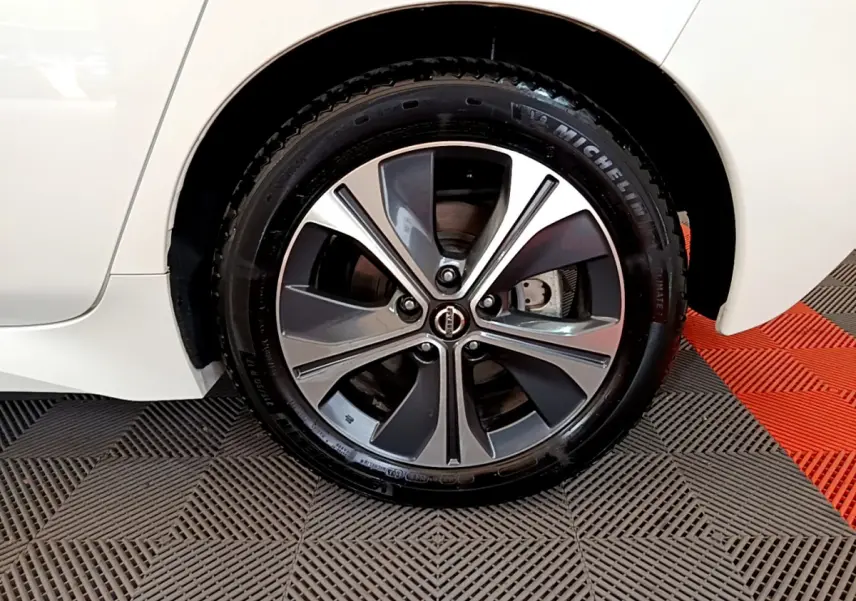 Gros plan sur la roue avant droite avec jante alliage bicolore du Nissan Leaf blanc 2020 Business+