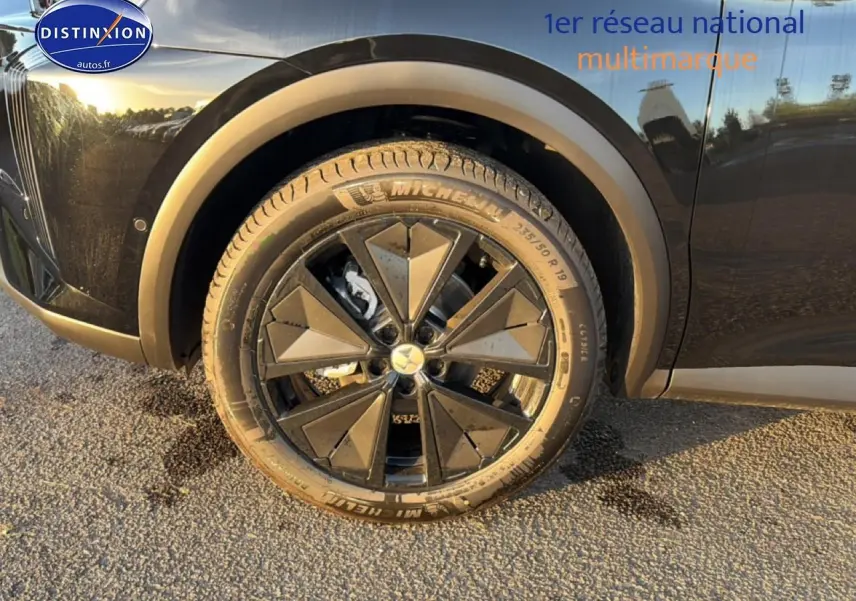 Gros plan sur la roue arrière droite noire du DS7 1.5 BlueHDi 130 Performance Line avec jante alu au design géométrique.