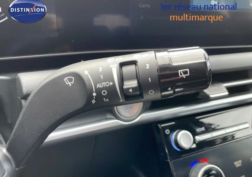 Gros plan sur la commande d’essuie-glace à gauche du tableau de bord d’un Hyundai Tucson blanc Atlas 2026.