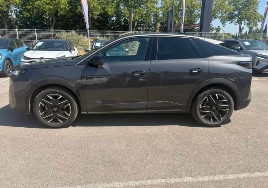 Peugeot 3008 Hybrid gris vu de profil côté gauche, avec jantes alliage noires et vitres teintées.