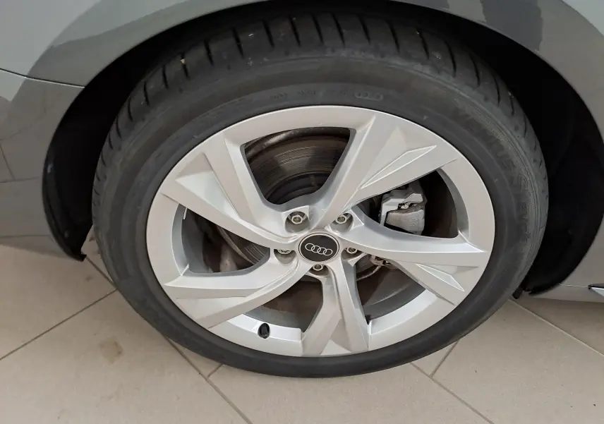 Gros plan sur la jante alliage argentée de l'Audi A4 Avant 40 TDI Gris Daytona, avec logo Audi au centre.