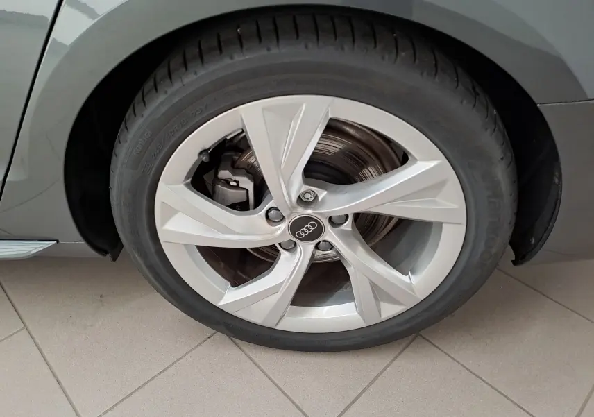 Gros plan sur la roue avant droite de l'Audi A4 Avant Gris Daytona avec jante alliage cinq branches.