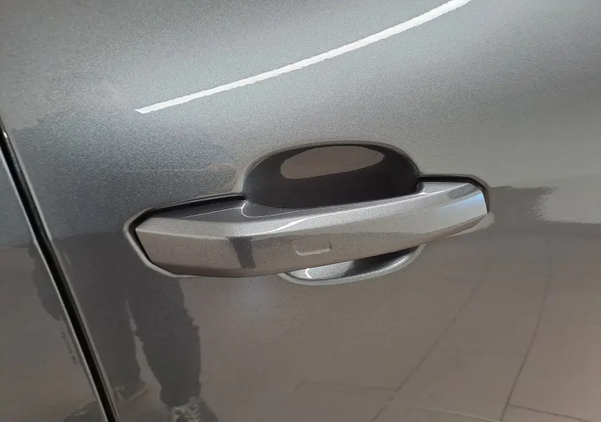 Poignée de porte côté gauche en gros plan sur Audi A4 Avant 40 TDI Gris Daytona métallisé.