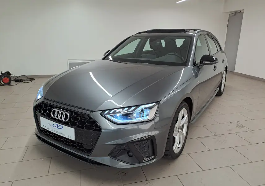 Audi A4 Avant 40 TDI gris Daytona vue 3/4 avant droit avec toit ouvrant et pack esthétique noir