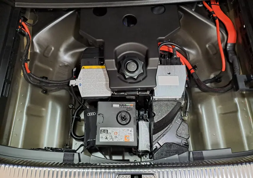Vue plongeante sur le compartiment moteur de l'Audi A4 Avant 40 TDI 2024, montrant câbles et composants techniques.
