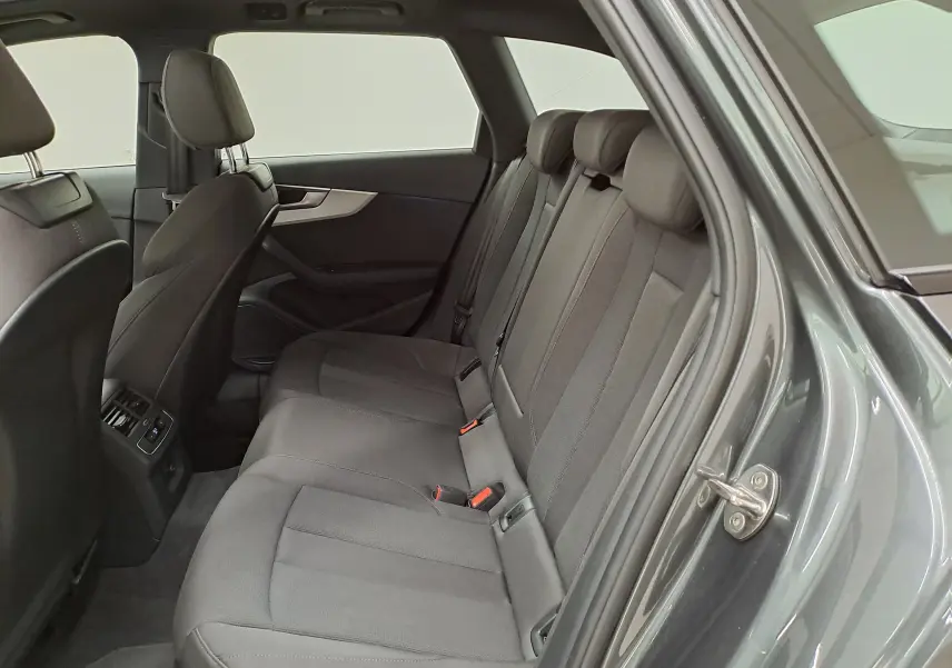 Vue intérieure côté droit des sièges arrière en tissu gris d'une Audi A4 Avant 40 TDI 2024 Gris Daytona.