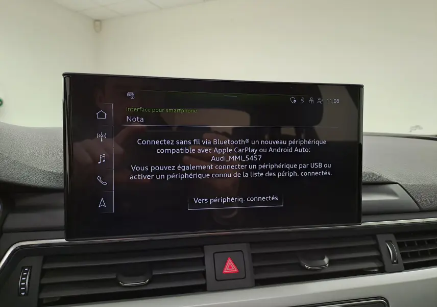 Écran central tactile de l'Audi A4 Avant 2024 affichant la connexion Bluetooth pour Apple CarPlay et Android Auto.