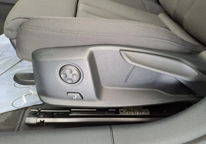 Gros plan sur les commandes de réglage du siège avant gris de l'Audi A4 Avant 40 TDI 2024