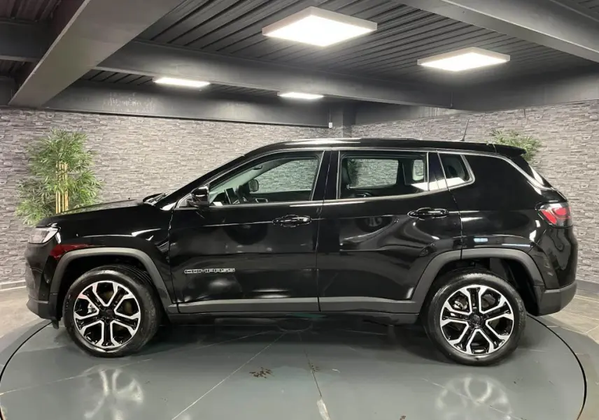 Profil côté gauche du Jeep Compass noir 2024 avec jantes alliage 18 pouces et logo visible sur la porte.