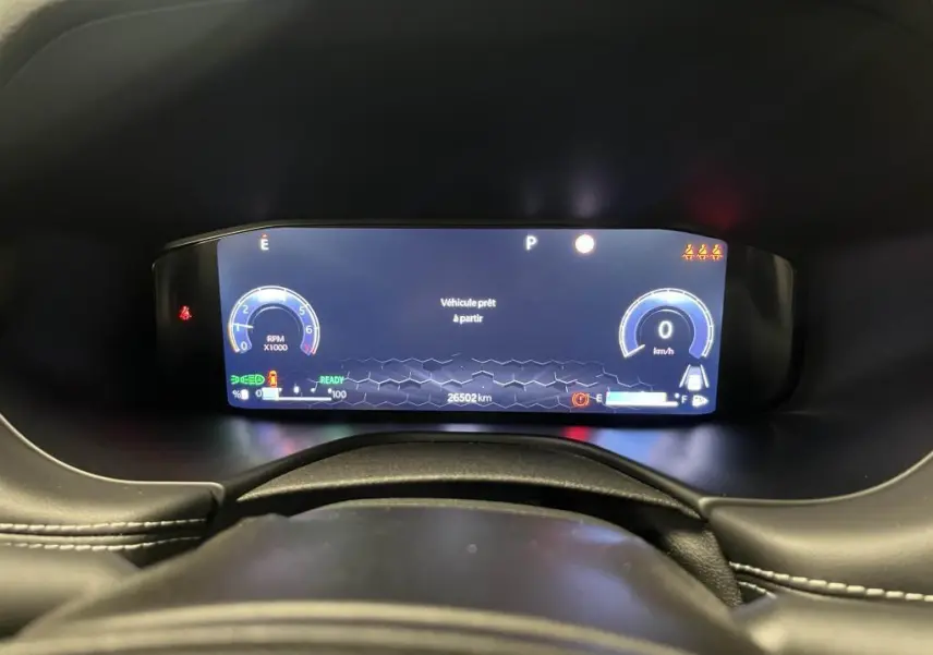 Affichage numérique du combiné d'instruments du Jeep Compass 2024, avec compte-tours et vitesse à zéro km/h.