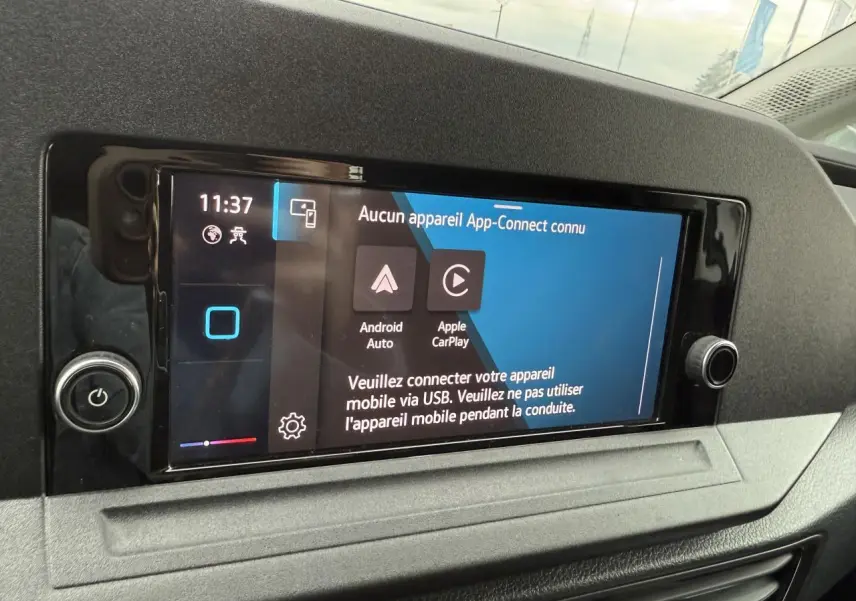 Écran tactile central du tableau de bord du Volkswagen Caddy Maxi Cargo blanc, affichant App-Connect.