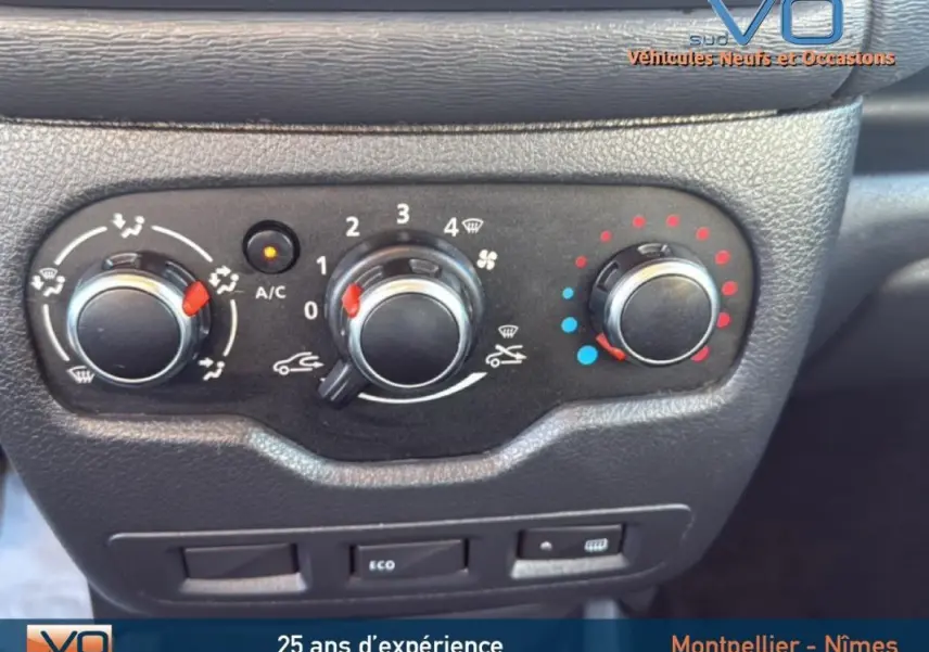 Panneau de commande de climatisation du Dacia Lodgy blanc, avec réglages manuels et bouton ECO visible.