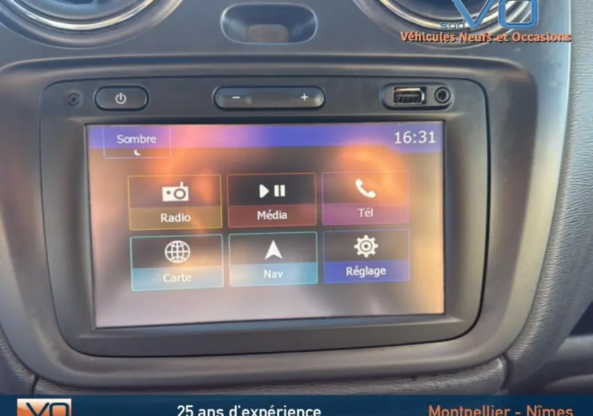 Écran tactile multimédia du tableau de bord du Dacia Lodgy blanc, version Silver Line, avec commandes radio et navigation.