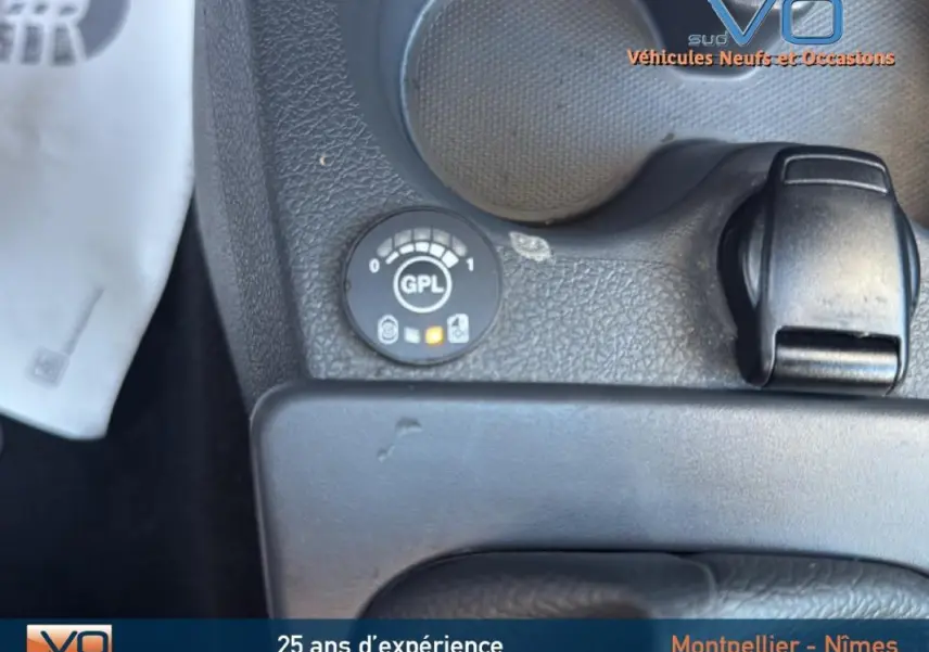 Gros plan sur le bouton GPL et la console centrale du Dacia Lodgy blanc version Silver Line 2018.