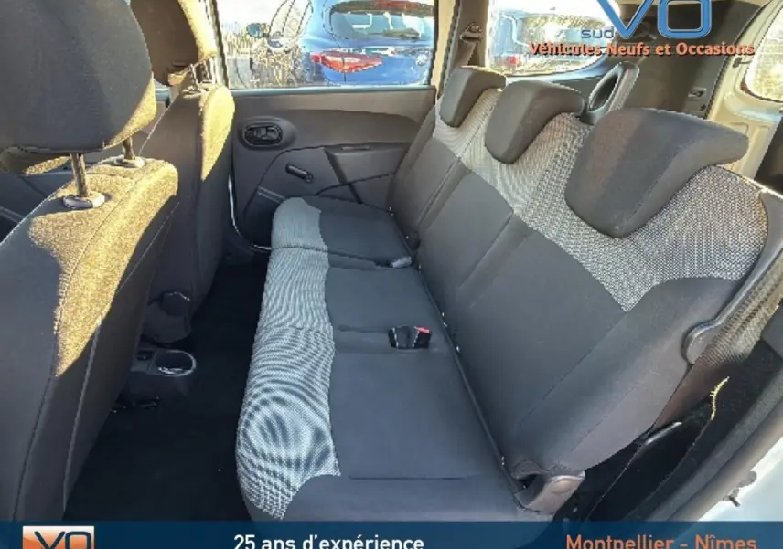 Vue intérieure côté droit des sièges arrière en tissu gris et noir du Dacia Lodgy blanc 2018 Silver Line.