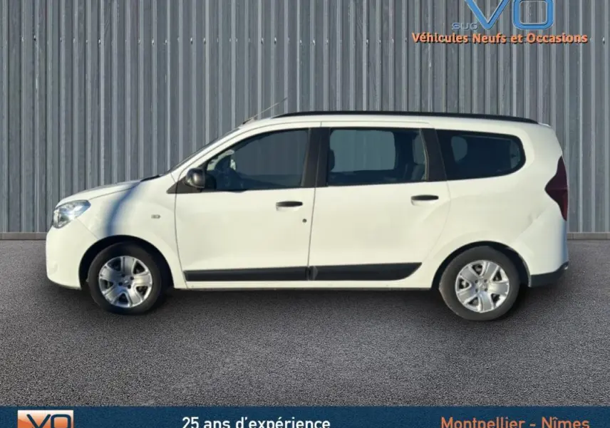 Profil gauche d'un Dacia Lodgy blanc 2018 avec barres de toit, vitres teintées et jantes acier.