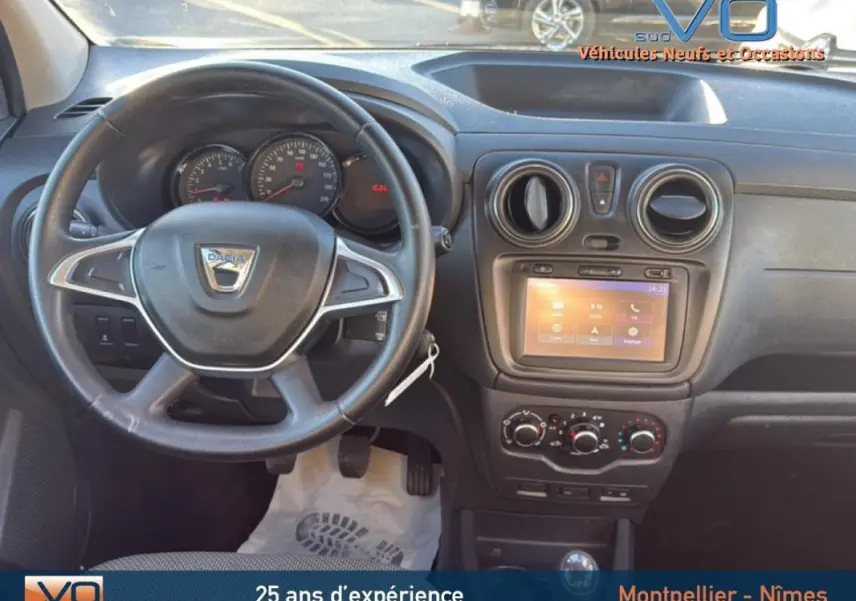 Tableau de bord et volant du Dacia Lodgy blanc 2018, vue frontale mettant en valeur l’écran tactile et commandes centrales.