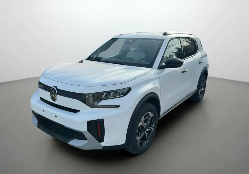 Citroën C3 Aircross blanc banquise en 3/4 avant droit, avec jantes alu et rétroviseurs noirs contrastants.