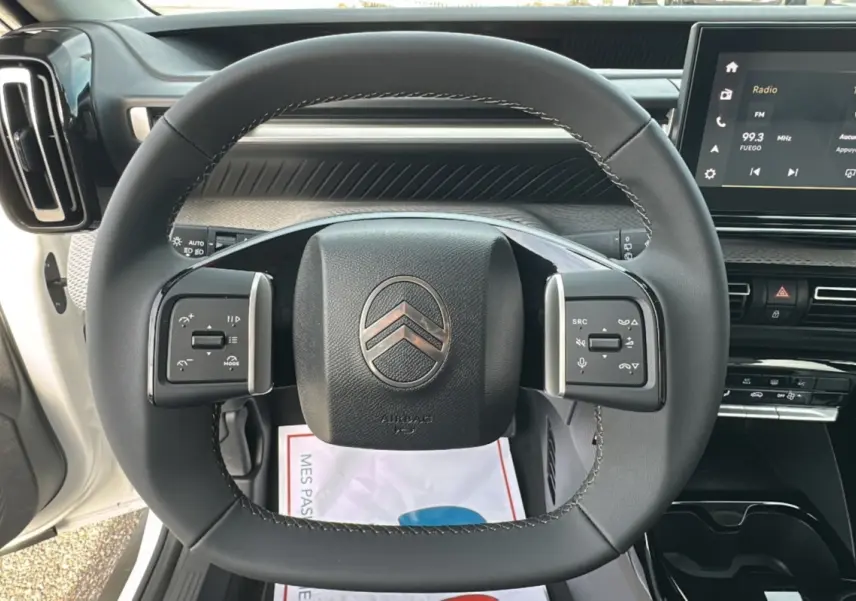 Volant cuir multifonctions Citroën C3 Aircross Hybrid 145 vu de face avec tableau de bord et écran tactile noir.
