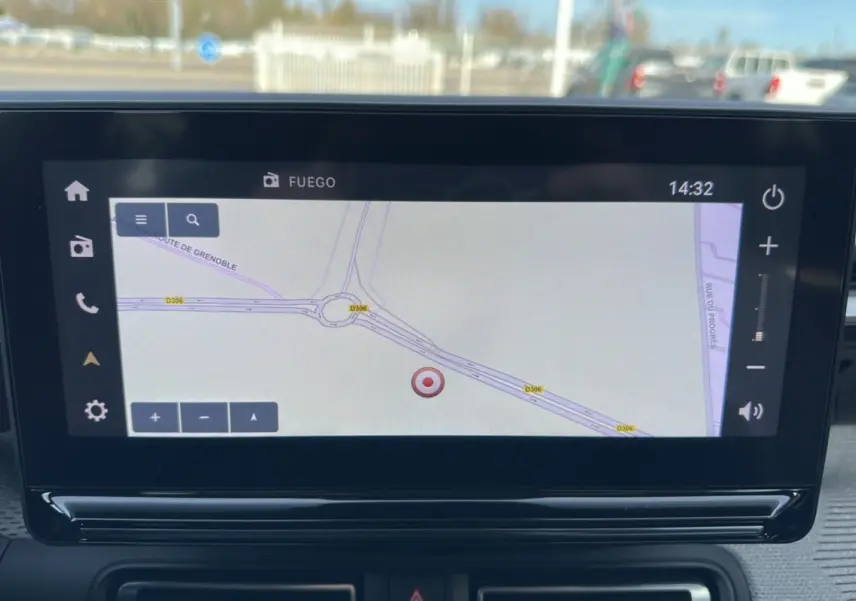 Écran tactile central affichant la navigation GPS dans l'habitacle du Citroën C3 Aircross blanc banquise.