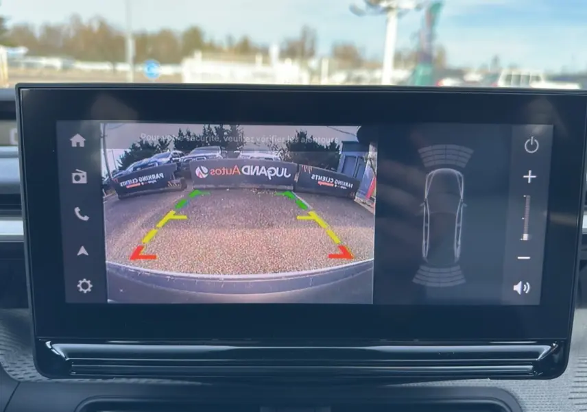 Écran tactile intérieur montrant la caméra de recul et l'aide au stationnement du Citroën C3 Aircross blanc banquise.