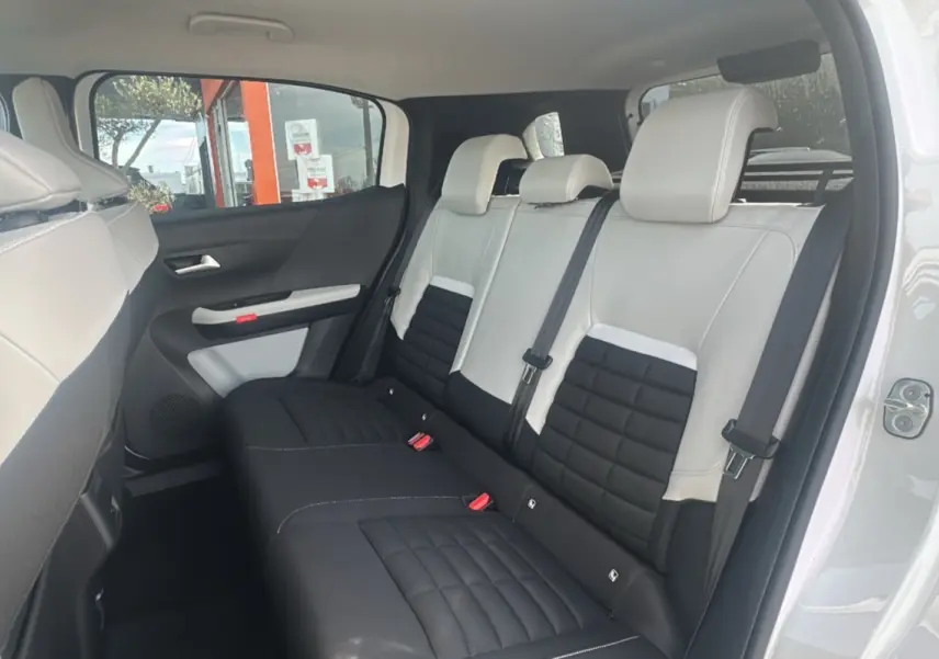 Vue côté droit de la banquette arrière bicolore noir et blanc du Citroën C3 Aircross blanc banquise 2025.