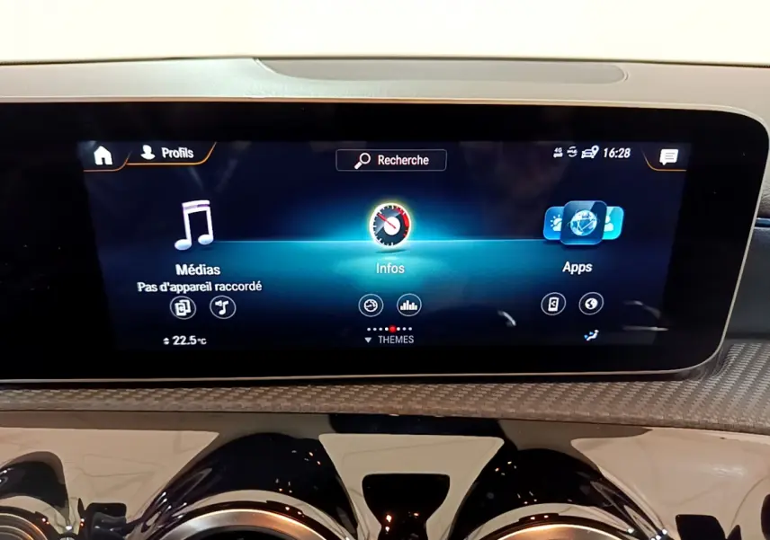Écran tactile central affichant médias et applications dans l'habitacle d'une Mercedes Classe A 180 d gris clair