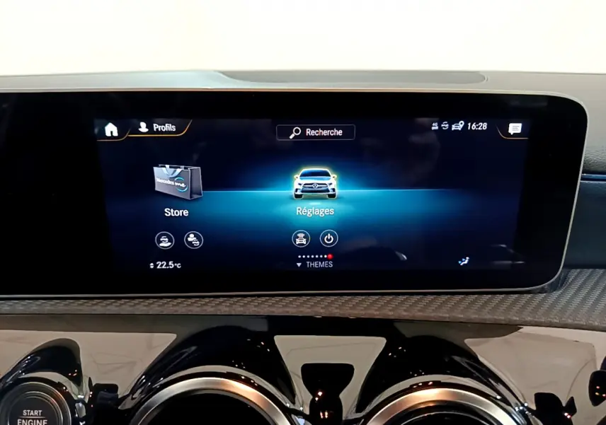 Écran tactile central du tableau de bord de la Mercedes Classe A 180 d Business Line 2020 avec commandes digitales et finition carbone.