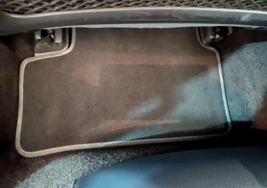 Tapis de sol gris foncé côté conducteur dans une Mercedes Classe A 180 d Business Line 2020.