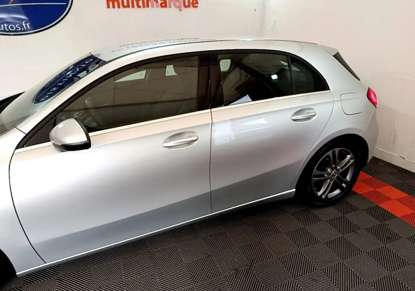 Profil côté gauche d'une Mercedes Classe A gris clair 2020, mettant en valeur ses lignes épurées et jantes alliage.