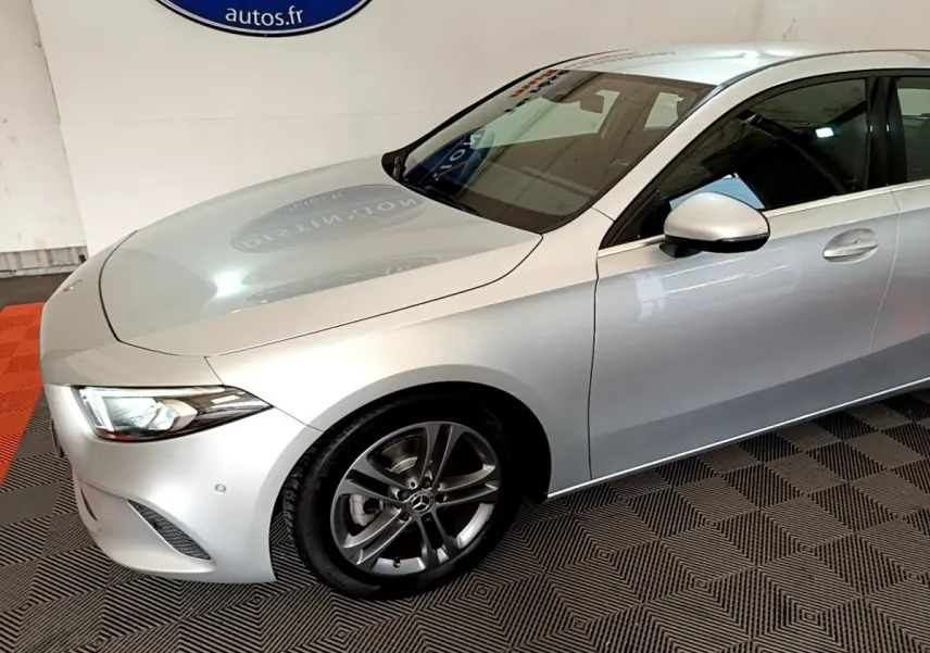 Vue 3/4 avant gauche d'une Mercedes Classe A gris clair avec jantes alliage et feux avant LED.