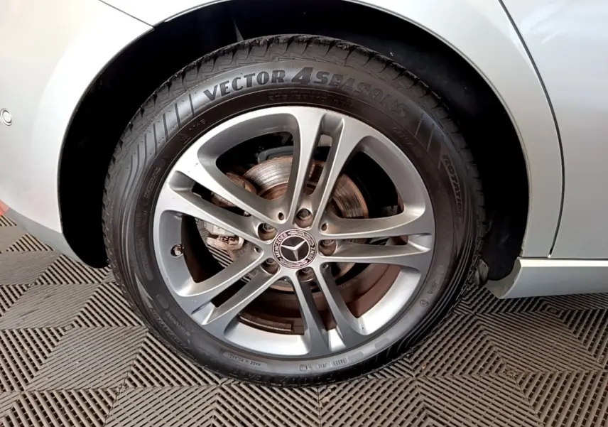 Gros plan sur la roue arrière droite gris clair d'une Mercedes Classe A 180 d Business Line 2020 avec jante alliage.